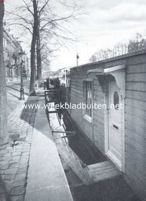 Noord-Holland, 1921, Amsterdam, De woonschepenvloot met de primitieve bruggetjes, van de Sarphatikade af gezien