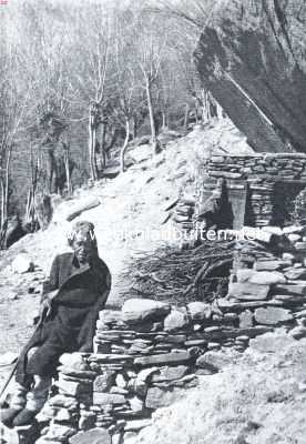 Onbekend, 1921, Onbekend, Een melaatsche voor zijn hut in het Himalaya-Gebergte