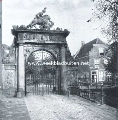 De behouden gebleven poort van 1645 van den St. Jorisdoelen te Leiden