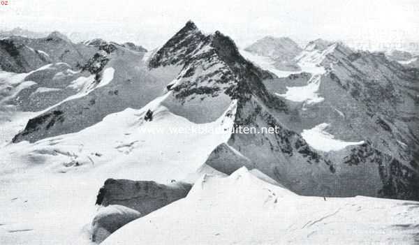 Zwitserland, 1921, Onbekend, De hoogste bergspoorwegen. De Jungfrau (4167 M.), van den top van den Mnch af gezien. Beneden in 't midden de vlakke sneeuwzadel van het Jungfraujoch. Links van den hoogsten top de plaats van het spoorwegstation