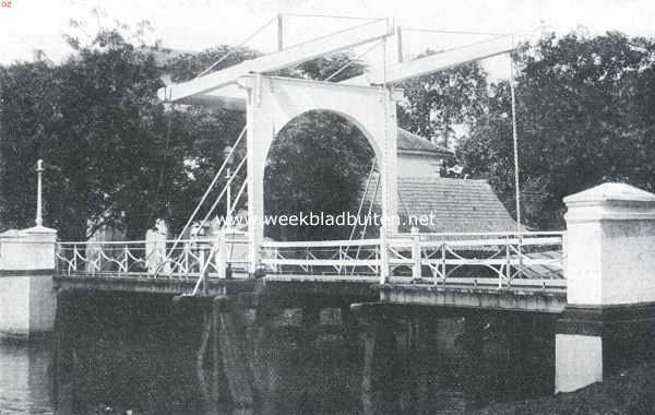 Indonesi, 1921, Onbekend, Een echt-Hollandsche ophaalbrug op Java. Wie onzer Indische lezeressen of lezers kan ons mededeelen waar deze brug zich bevindt, of - bevond? Immers niet bij Batavia?