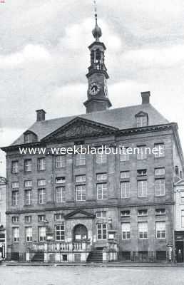 Noord-Brabant, 1921, Den Bosch, Het stadhuis te 's Hertogenbosch. Deze gevel, ontworpen door Pieter Post, is in 1670 voor het oude Gothische gebouw aangebracht. Het torentje bevat een carillon met klokken van Hemony, onder het fronton ziet men de ruitertjes, die met het slaan der uren in het rond draaien