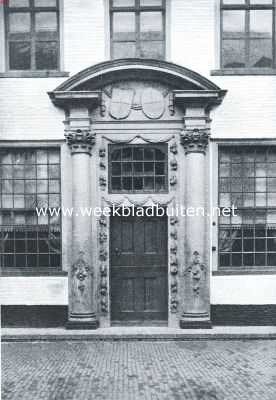 Noord-Holland, 1921, Den Burg, De deur van het tot hotel verbouwde Schoutenhuis te Burg, vroeger de Burcht, waar Ada van Holland gevangen zou hebben gezeten