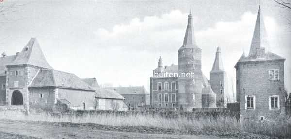 Het kasteel Hoensbroeck met voorpoort en bijgebouwen