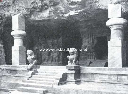 India, 1921, Elephanta, Ingang van een der rotstempels op het eilandje Elephanta bij Bombay