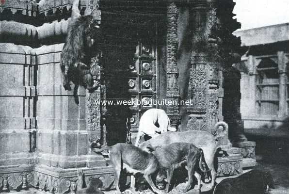 India, 1921, Varanasi, Bij een tempel in Benares