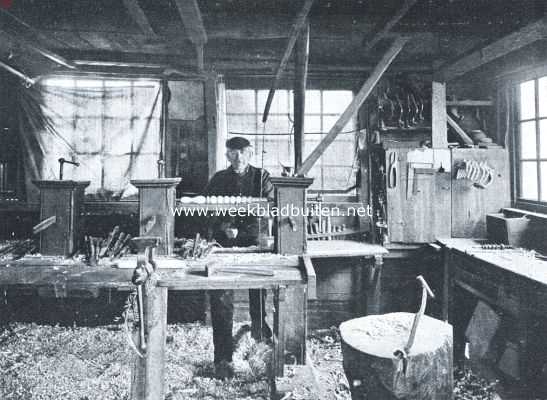 Overijssel, 1921, Staphorst, Een verdwijnend ambacht. Staphorst's stoelenmaker in zijn werkplaats