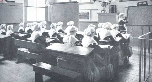 Noord-Holland, 1921, Amsterdam, De school in het Nederl. Isralitisch Meisjesweeshuis. Thans, nu de meisjes naar de openbare lagere school buitenshuis gaan, alleen nog gebruikt voor het godsdienst-onderwijs