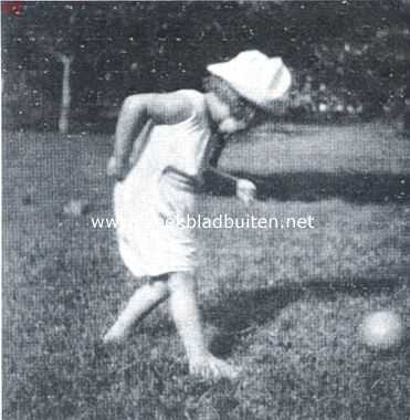 Indonesi, 1922, Onbekend, Sportieve neigingen ondanks de felle hitte der tropische zon. Het twee-jarige dochterje van een onzer Indische lezers oefent zich in het voetballen 1