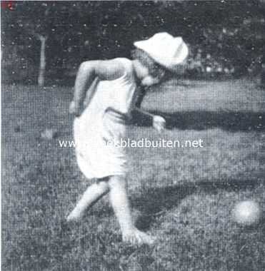 Sportieve neigingen ondanks de felle hitte der tropische zon. Het twee-jarige dochterje van een onzer Indische lezers oefent zich in het voetballen 1