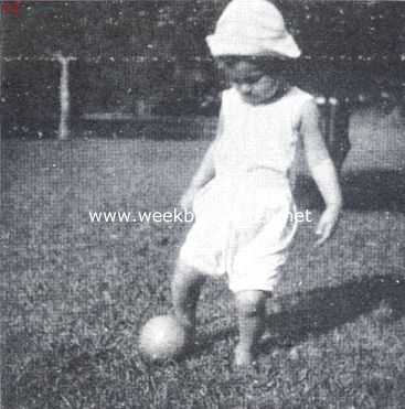 Indonesi, 1922, Onbekend, Sportieve neigingen ondanks de felle hitte der tropische zon. Het twee-jarige dochterje van een onzer Indische lezers oefent zich in het voetballen 2