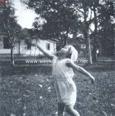 Indonesi, 1922, Onbekend, Sportieve neigingen ondanks de felle hitte der tropische zon. Het twee-jarige dochterje van een onzer Indische lezers oefent zich in het voetballen 3
