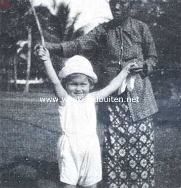 Indonesi, 1922, Onbekend, Sportieve neigingen ondanks de felle hitte der tropische zon. Het twee-jarige dochterje van een onzer Indische lezers oefent zich in het voetballen 4