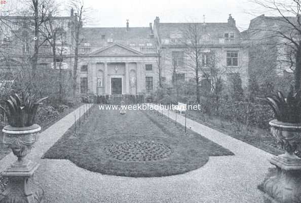 Het huis van de familie Van Loon. Tuin en tuinhuis achter het huis van de familie Van Loon