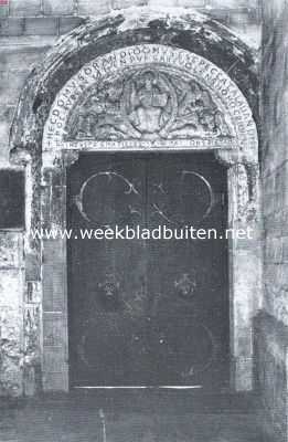 Limburg, 1922, Maastricht, De St. Servatiuskerk. Toegang tot de schatkamer. Boven de deur een voorstelling van Petrus