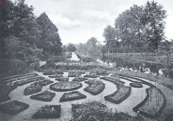 Het kasteel Rhijnestein. In den bloementuin van kasteel Rhijnestein