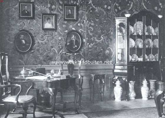 Friesland, 1922, Leeuwarden, Het voormalige Friesma-State. Hoekje van de kamer in het Princessehof met de portretten der laatste bewoners van Friesma-State. In het midden het portret der schenkster