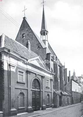 Noord-Brabant, 1922, Breda, Het poortgebouw van het Begijnhof en de St. Wendelinskapel (Waalsche Kerk) aan de Catharinastraat te Breda