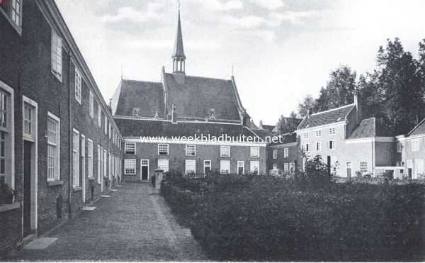 Noord-Brabant, 1922, Breda, Het Begijnhof te Breda. Op den achtergrond de St. Wendelinskapel
