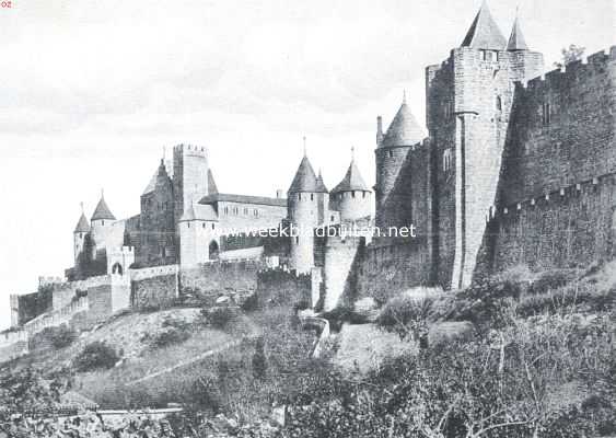 La cit de Carcassonne. Tour de l' Evque. Op den achtergrond het kasteel
