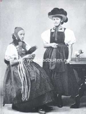 De kleederdracht uit het Schwarzwald. Links een stroovlechtster uit de omgeving van St. Georgien. Rechts: vrouw uit Gutach