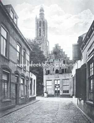 Utrecht, 1922, Amersfoort, Gezicht uit de Zwanenhalsstraat op den Lieve-Vrouwetoren te Amersfoort