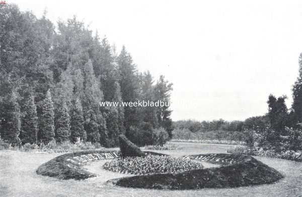 Overijssel, 1922, Vriezenveen, Het Huis de Haere. De zonnewijzer van groen en bloemen op de Haere