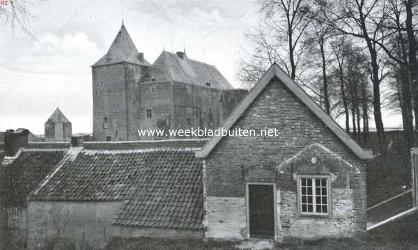 Gelderland, 1922, Poederoijen, Het Slot Loevestein. Loevestein, zooals het slot oprijst boven de huizen van het straatje binnen de vestingwallen