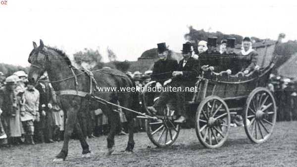 Noord-Holland, 1922, Opmeer, Een ouderwetsche boerenbruiloft. Acht bruiloftsgasten in een distelwagen van 1830