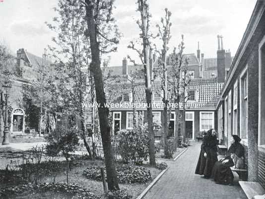 Noord-Holland, 1922, Amsterdam, De binnenplaats van het Venetia-hofje te Amsterdam