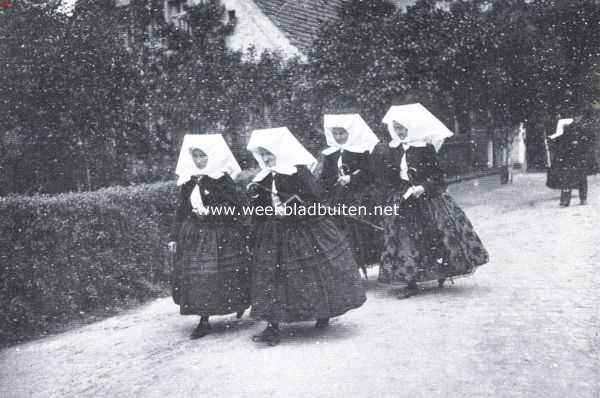 Duitsland, 1922, Onbekend, Wendische vrouwen in 't Spreewald op weg naar de kerk