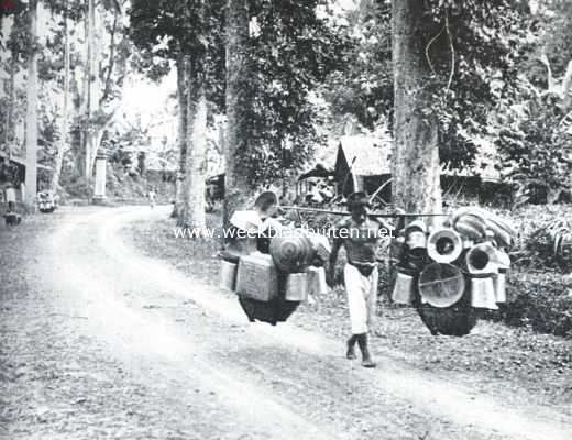 Onbekend, 1922, Onbekend, Het bamboe en zijn toepassingen. Op weg naar de markt met van bamboe gemaakte huishoudelijke artikelen