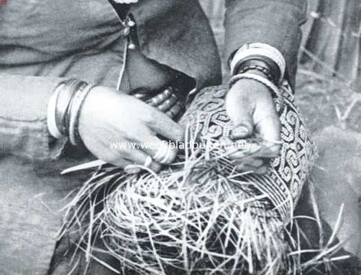 Onbekend, 1922, Onbekend, Het bamboe en zijn toepassingen. Het vlechten van een fijn bamboe-mandje