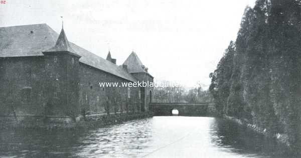 Het kasteel Rivieren. Slotgracht met voorgebouw