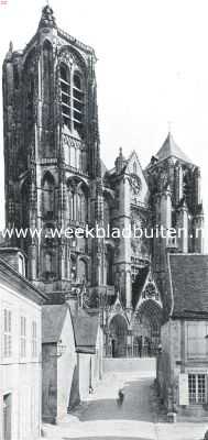 Gezicht op de voorgevels en torens van de kathedraal te Bourges