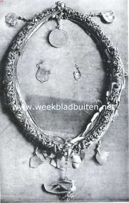 Noord-Holland, 1922, Weesp, In de Oudheidkamer te Weesp. Verguld-zilveren halsketen der handboogschutterij