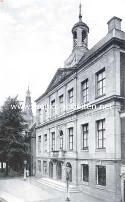 Noord-Holland, 1922, Weesp, Het Stadhuis te Weesp. Op den achtergrond het torentje der St. Laurenskerk