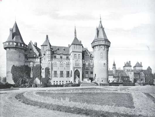 De voorgevel van het kasteel de Haar. Rechts het poortgebouw