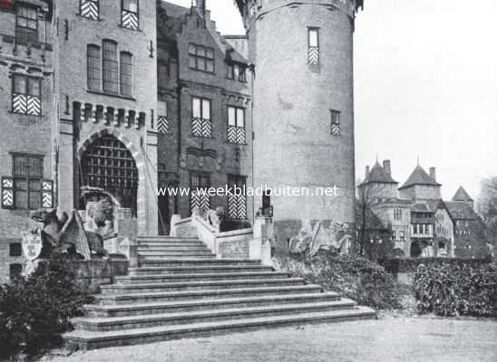 De hoofdingang van het kasteel de Haar