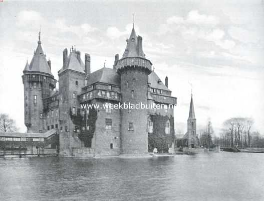 Het kasteel de Haar gezien van het zuidwesten. Rechts op den achtergrond de herstelde slotkapel