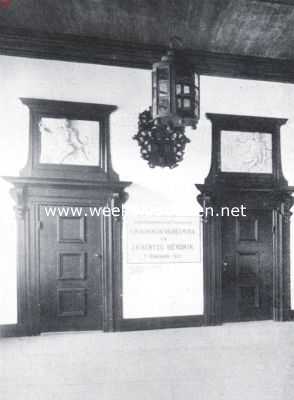 Zuid-Holland, 1922, Gouda, Het stadhuis te Gouda. De deuren der raadzaal in de hal