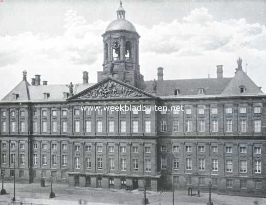 Het Amsterdamsche Stadhuis-Paleis. De voorgevel aan den Dam. In het midden de zeven afschuwelijke deuren, waarmee in 1808 de open galerij werd afgesloten