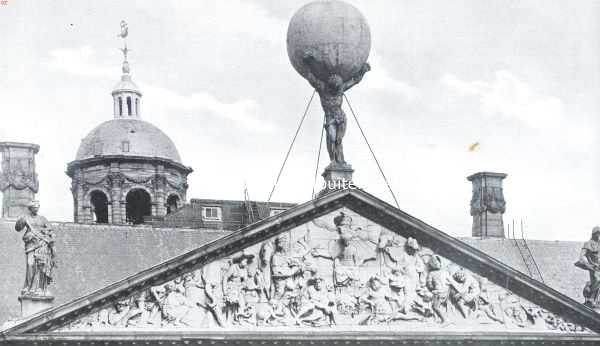 Het frontispiece aan den achtergevel van het stadhuis-paleis. Amsterdam als godin van den handel, door de bewoners der vier werelddeelen met voortbrengselen hunner landen begiftigd, op den top Atlas, links de Gematigdheid, rechts de Waakzaamheid