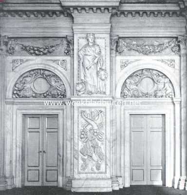 Noord-Holland, 1923, Amsterdam, Het Amsterdamsche Stadhuis-Paleis. Het beeld van Cybele met de toepasselijke versierselen daaromheen in den noordoostelijken hoek der galerijen