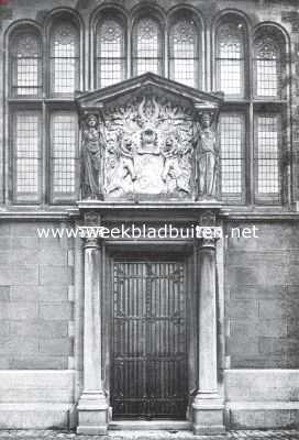 Noord-Holland, 1923, Amsterdam, De vernielzucht in Holland. De deur van het Koningspaviljoen in het Centraal Station te Amsterdam aan de voorzijde ontdaan van haar bekisting