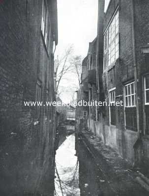 Zuid-Holland, 1923, Gouda, Watertje langs de gebouwen van het voormalig Vrouwenklooster aan de Jeruzalemstraat te Gouda