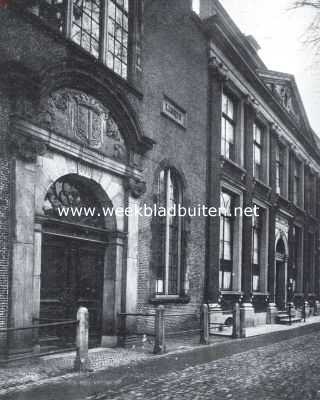 Zuid-Holland, 1923, Gouda, Het St. Catharinagasthuis te Gouda. Links de kapel, thans archiefgebouw