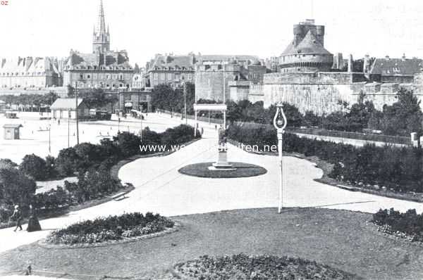 Frankrijk, 1923, St. Malo, In Bretagne. St. Malo, de Porte St. Vincent en het kasteel, gezien van het Casino
