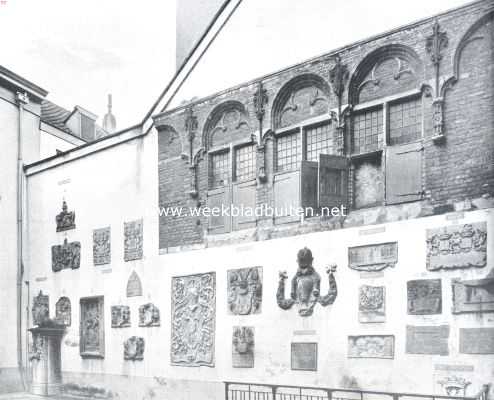 Gelderland, 1923, Nijmegen, Fragmenten van gesloopte Nijmeegsche gebouwen in een muur van de binnenplaats van het Raadhuis te Nijmegen