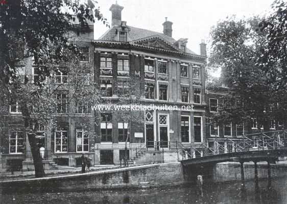 Noord-Holland, 1923, Amsterdam, Huis met gevel van Vingboons aan den Oudezijds Voorburgwal te Amsterdam, aangekocht ter vergrooting van het tijdelijke raadhuis der hoofdstad